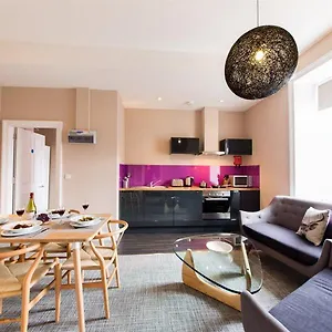  Appartement The Spires Serviced